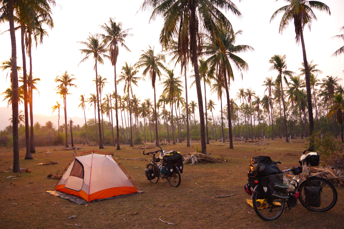 Côte du Golfe de Thaïlande. Ce soir-là, nous prenons le risque de poser notre bivouac sous les cocotiers, mais prenons bien garde d'éviter la pluie nocturne de cocos!
Sarah et Raphaël, Electrons Vagabonds