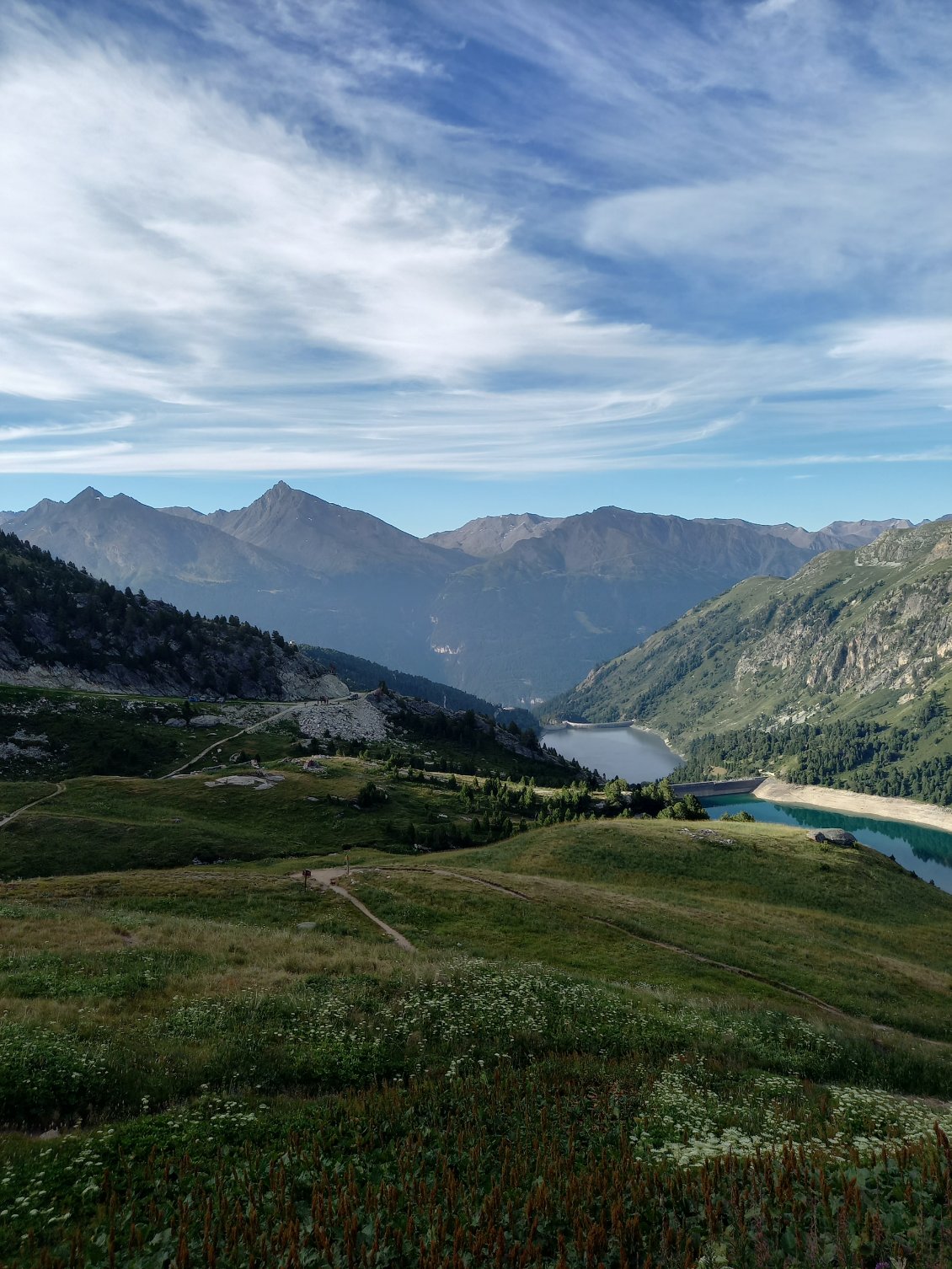 Vue sur le plan d'amont et le plan d'aval depuis le refuge de la Fournache