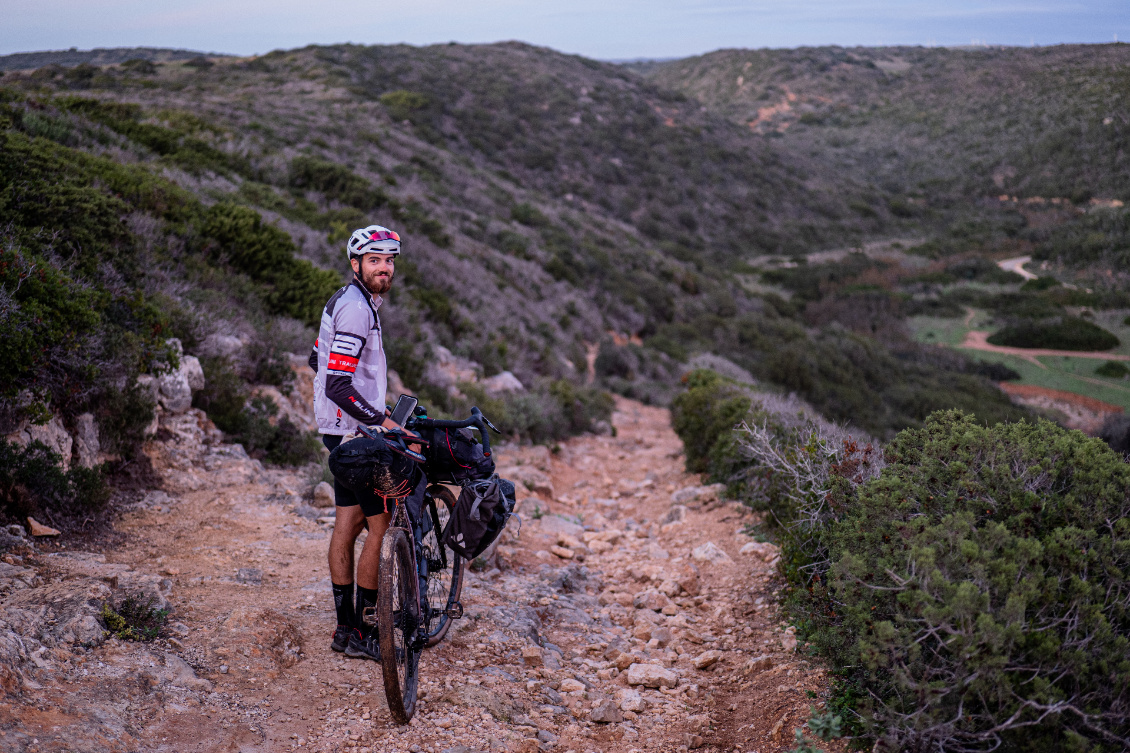 Gravel solo à travers l'Europe sans date de retour.
Victor Dubas