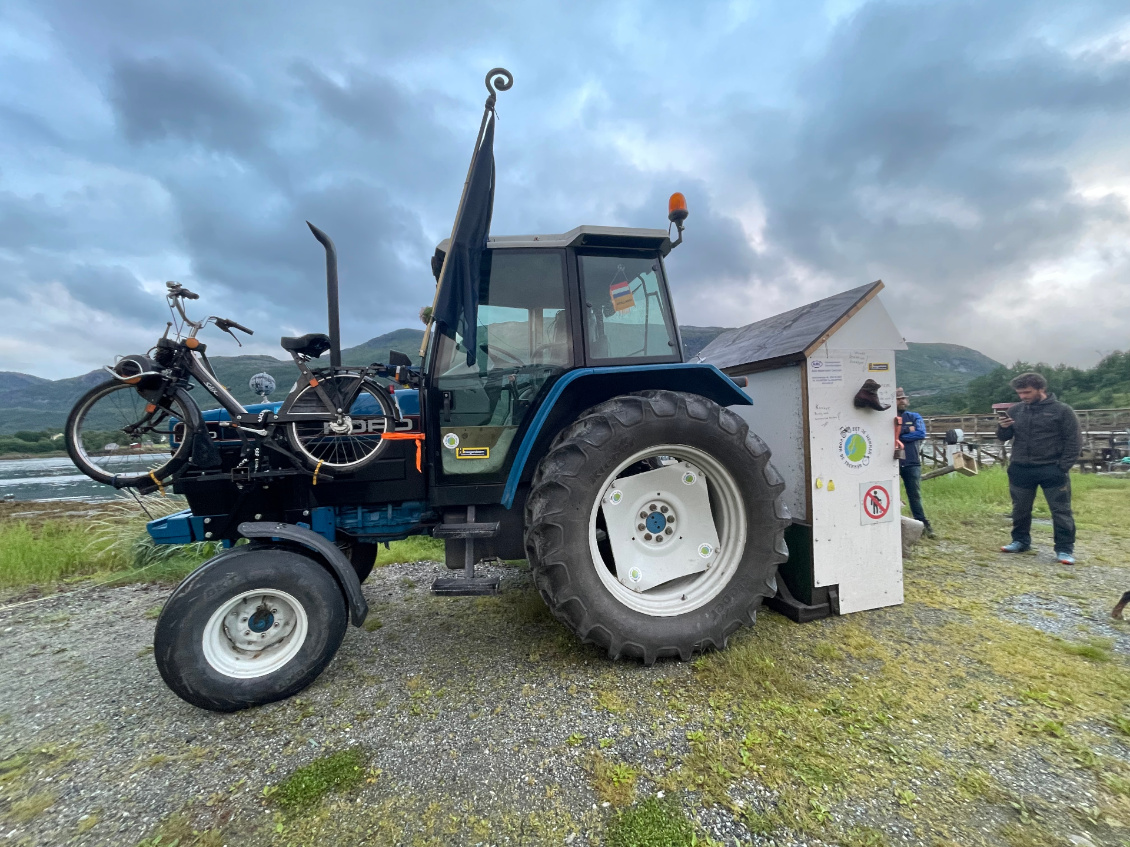 Tracteurstop. Peu importe le transport, pourvu qu'on parvienne à destination...
Photo : Jacqueline Chiari