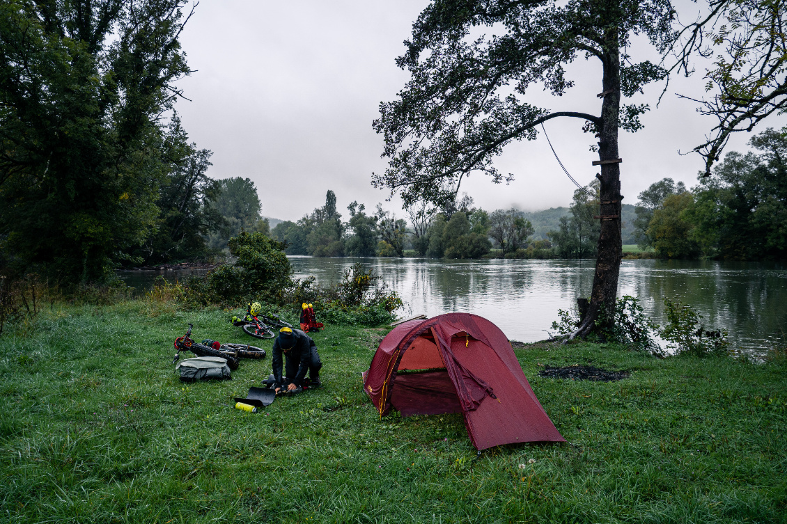 Ambiance matinale : humidité, grisaille et Loue en crue.