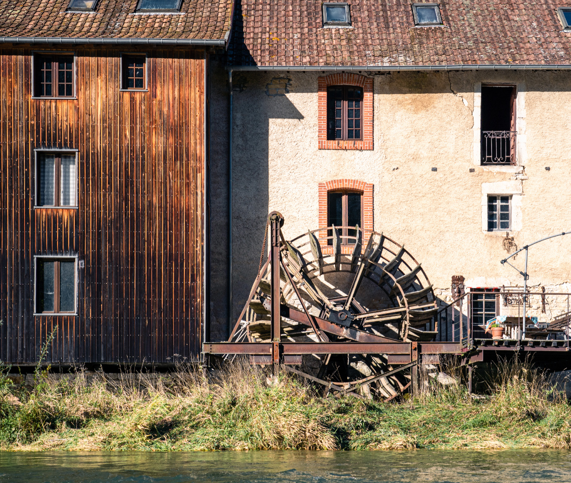 Les traces d'un passé tourné vers la rivière sont nombreuses.