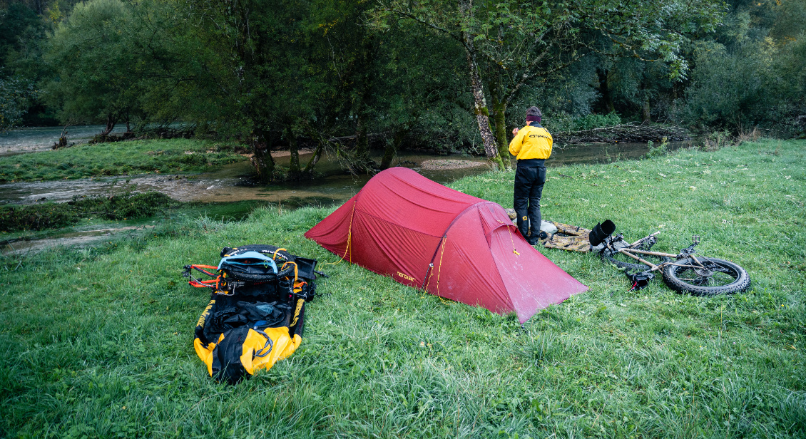 Manger, ranger, enfiler la combi sèche (mais un peu humide quand même)... le tout dans une humidité presque palpable.