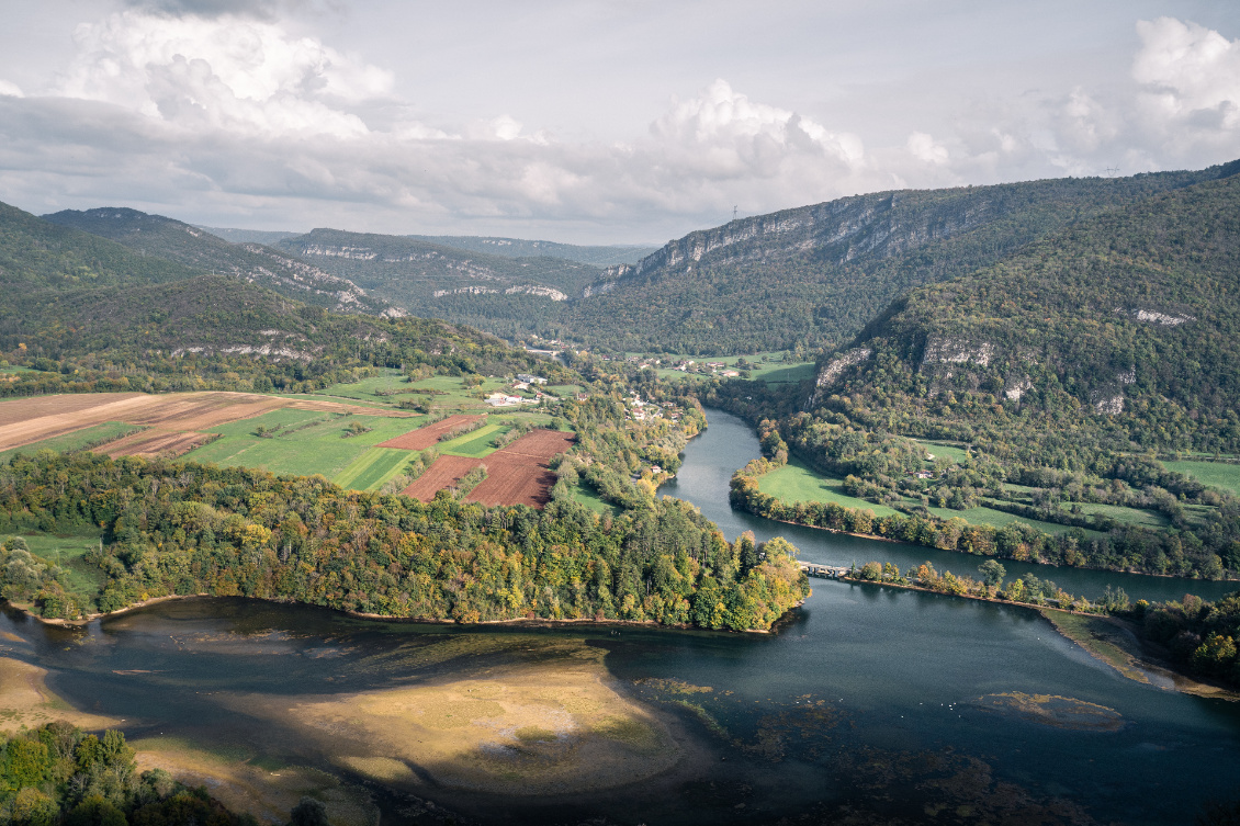 Zone de confluence entre l'Ain (qui arrive "de face") et la Valouse (qui arrive "de la gauche").