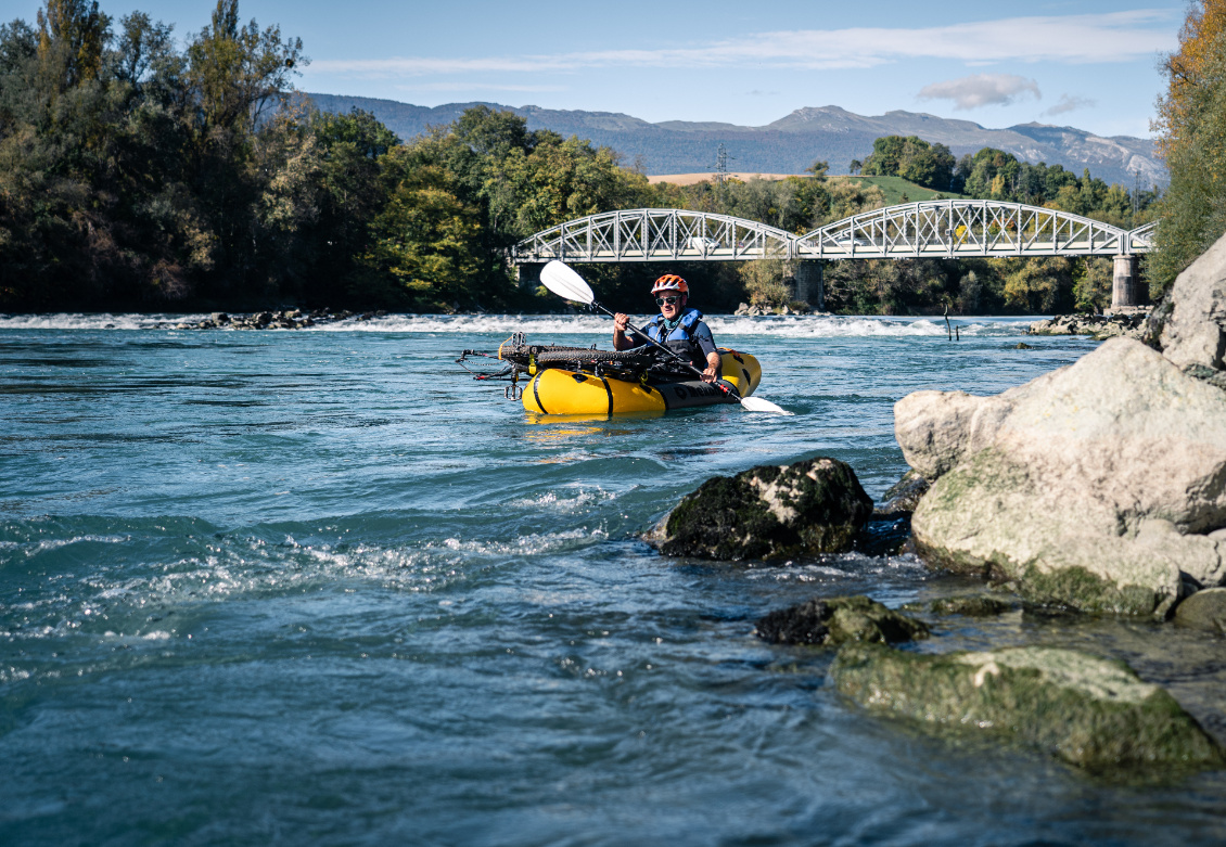 Embarquement sur la frontière : rive gauche suisse, rive droite française.