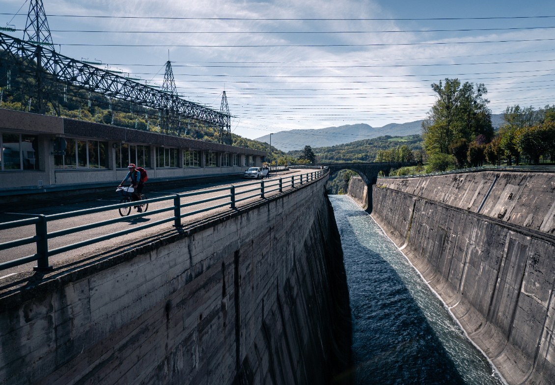 À partir du barrage du Génissiat, la jonction se fait sur route.