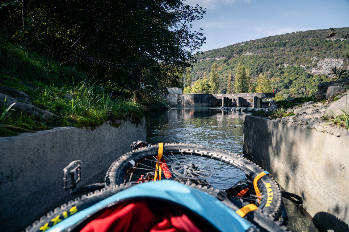 J'apprécie ma nouvelle fixation du vélo qui me permet de me faufiler sans souci dans les passes à canoë !