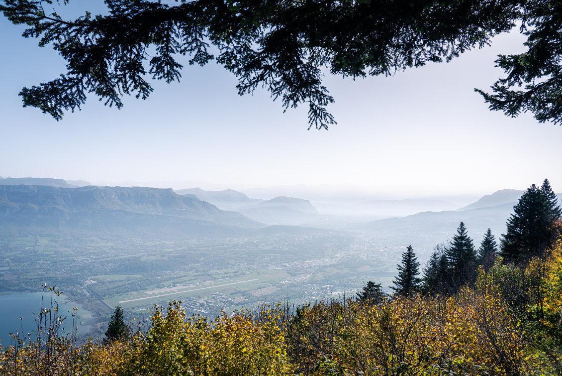 Et voilà le sommet ! Le bout du lac du Bourget à gauche, Chambéry dans les brumes à droite...