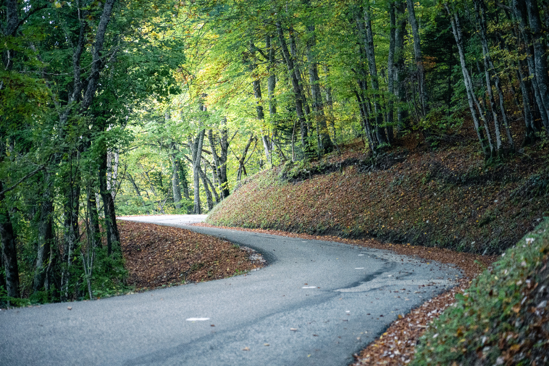 Dans la longue montée, déserte. Chaque kilomètre passe lentement.