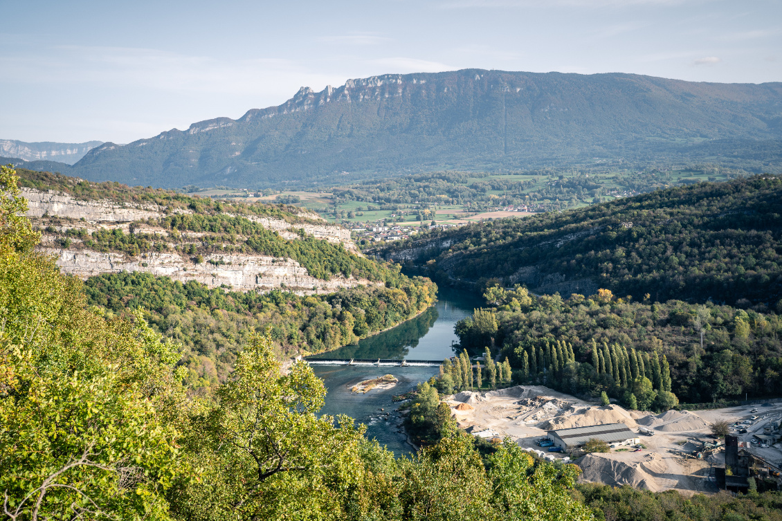 Le barrage de Yenne, le bassain de slalom est caché par de grands peupliers. Tout au fond, le mont du Chat...