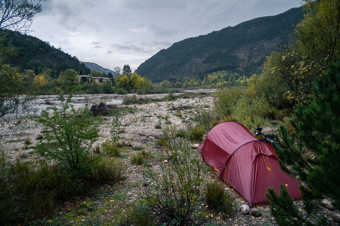 Bivouac en bord de rivière.