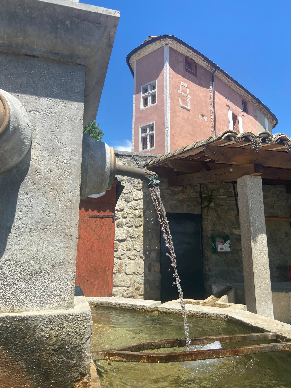 Le joli village de Valernes, au pied du Rocher de Hongrie