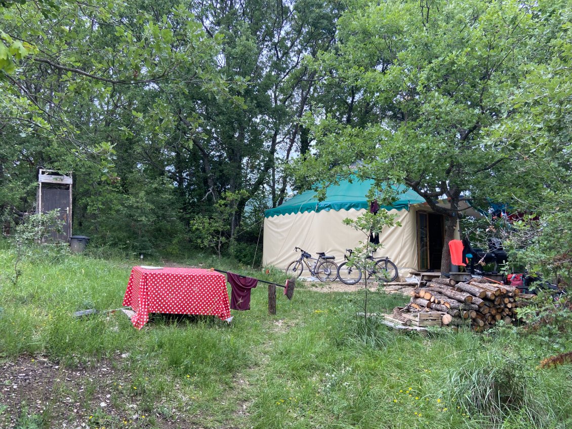 On troque les tentes pour une yourte, et c'est bien agréable!