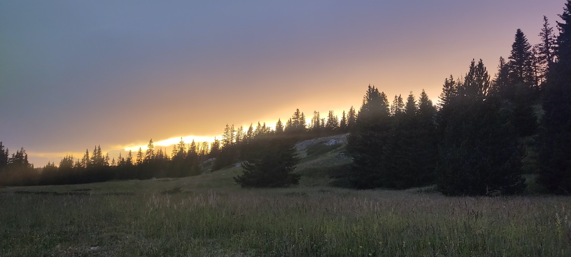 Le Bivouac 1 nous gratifie d'un très beau coucher de soleil (très mal photographié je le concède!)