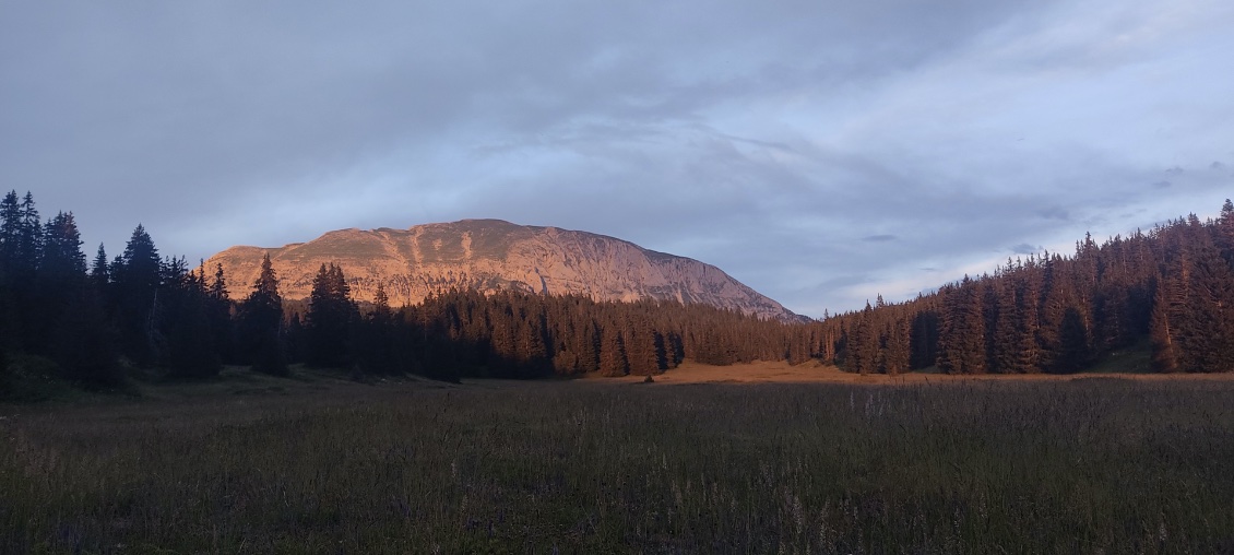 Le Grand Veymont dans le soleil couchant (vue du bivouac 4)