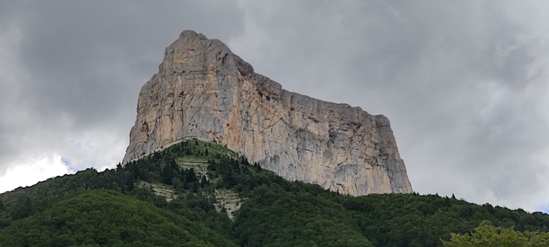 Le Mont Aiguille, qui vient de s'ébrouer de tous les nuages qui en couvraient le sommet quelques instants plus tôt.