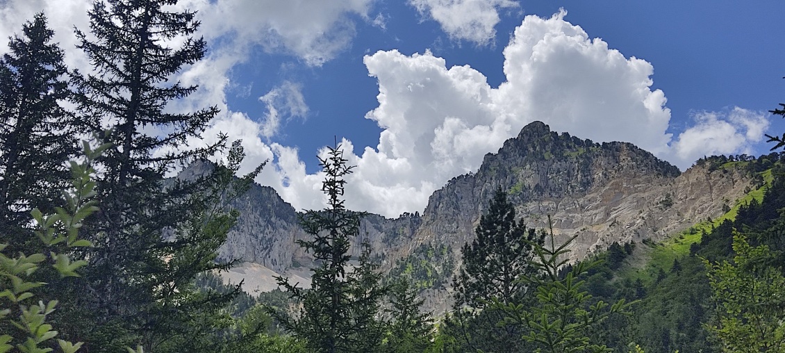 Un petit cumulus... parce que c'est toujours plus intéressant qu'un ciel uniformément bleu.