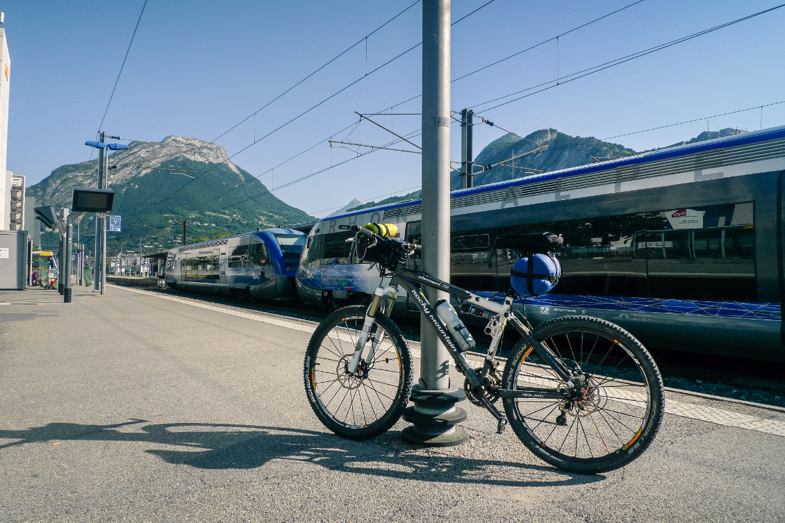 Ma première sacoche de bikepacking DIY : un sac de compression fixé directement sous la selle. Ça marchait bien, c'était juste un peu plus galère à installer !