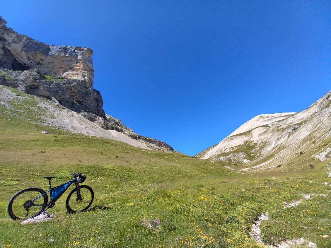 grand Ferrand - été 2023 - itinérance 3 jours et des tours et des tours de magie - la plupart du temps solo - et encore plus aujourd'hui - (.....) - mais j'ai beaucoup roulé cet hiver et ce printemps - beaucoup rééduqué les blessures - ici et là - je me prépare -