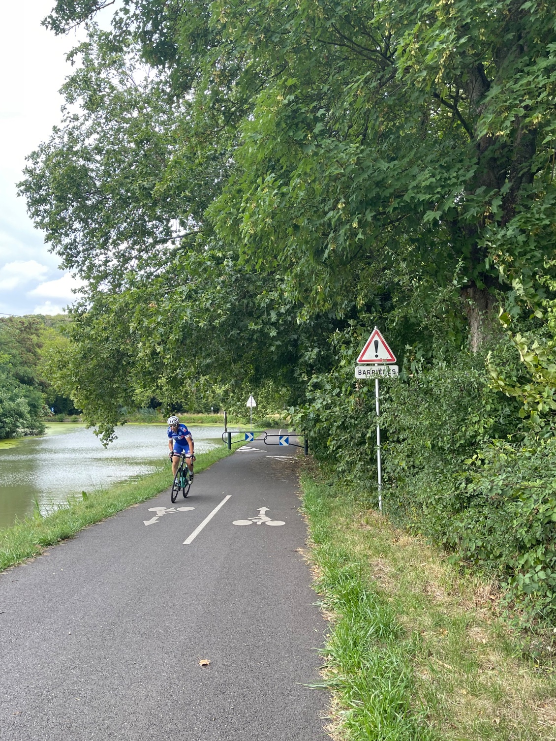 Traces sur la route, panneau, barrières pour annoncer le danger imminent