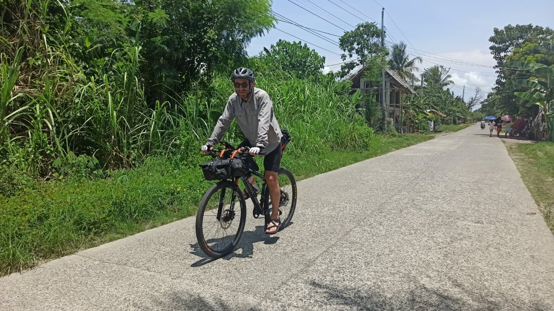 Après avoir quitté la ville de Kalibo, je savoure mes premiers instants d'évasion sur une petite route rurale.