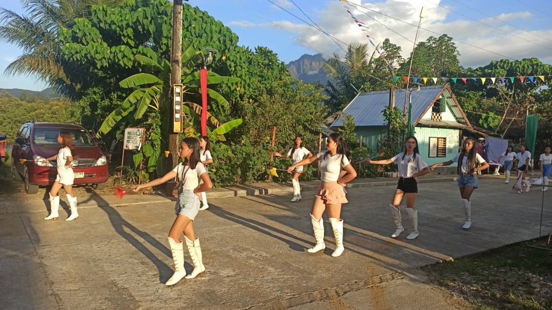 Aux Philippines chaque ville a un festival annuel. Fêtes, marchés de plein air, parade dont celle-ci avec d'abord les majorettes.