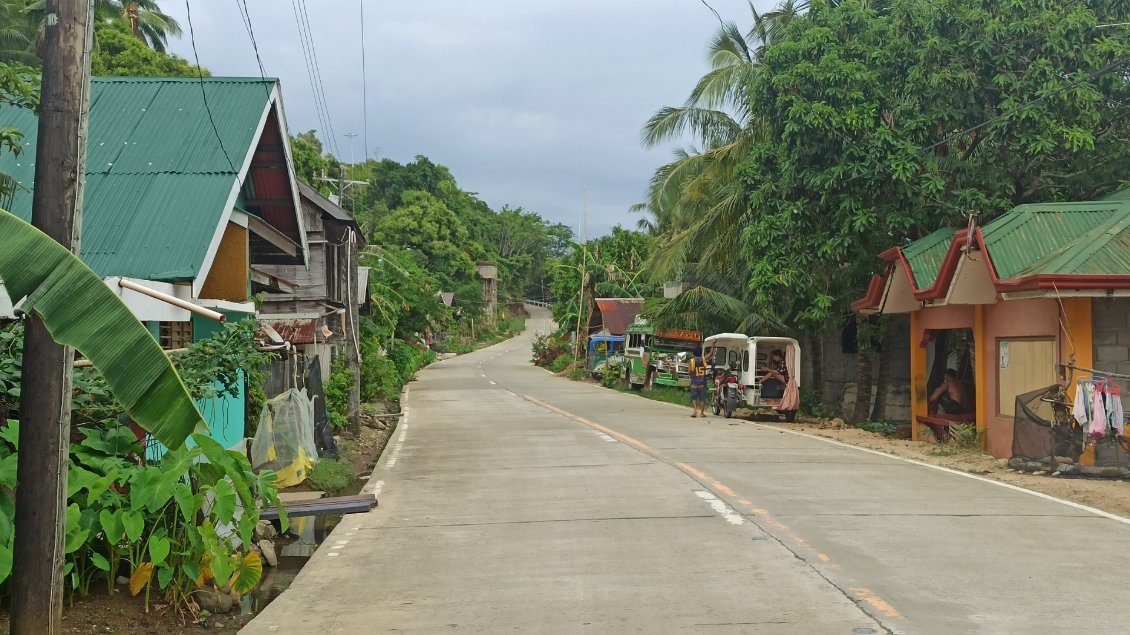 Comme un peu partout aux Philippines, la route est souvent bordée de maisons et commerces.