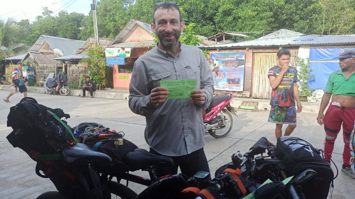 Heureux détenteur d'un ticket pour le ferry vers l'île de Tablas. Le bateau de la veille a été annulé et il a fallu se lever tôt pour avoir une place sur celui du matin.