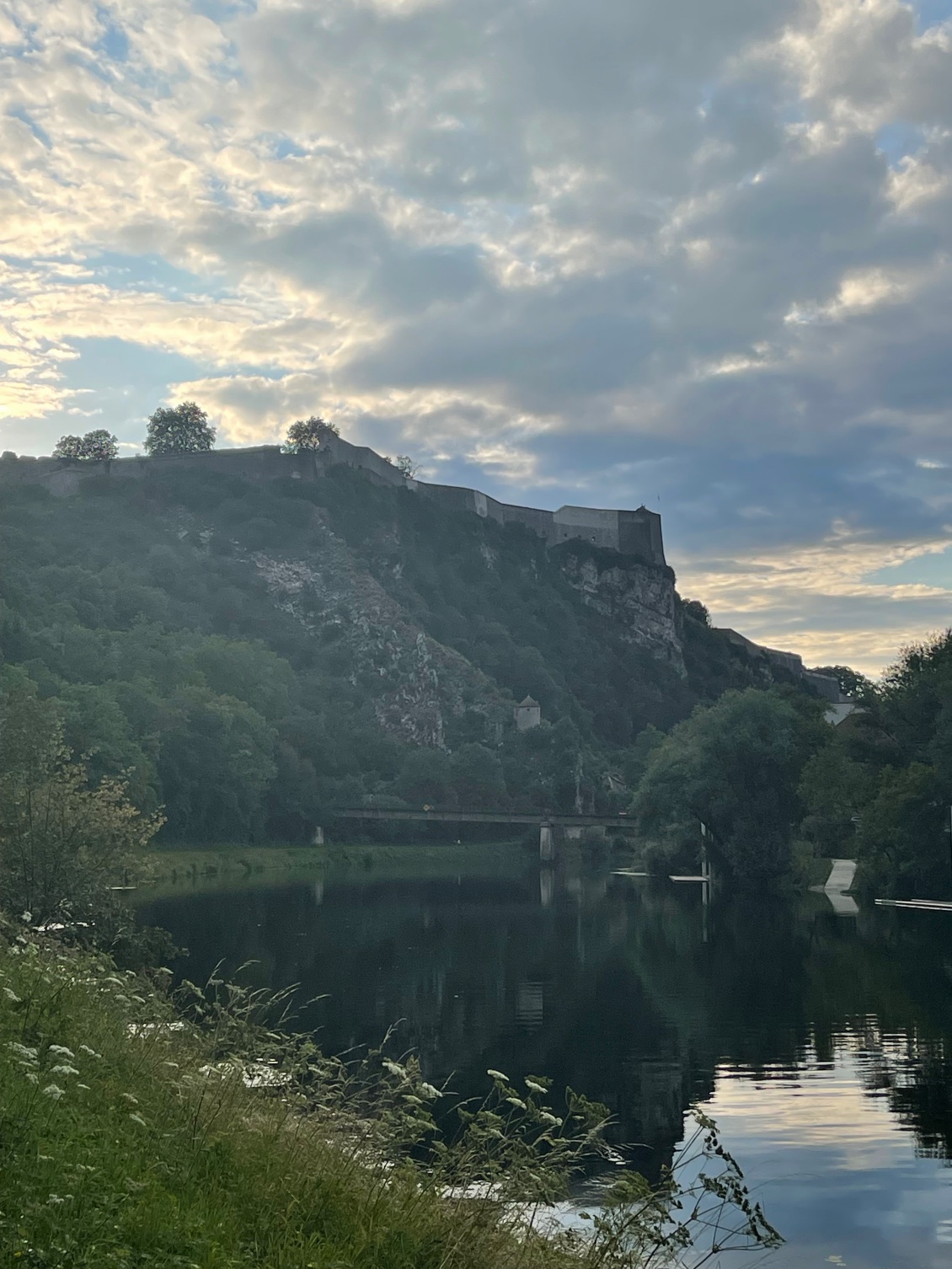 Besançon. Il fait presque nuit à mon arrivée.