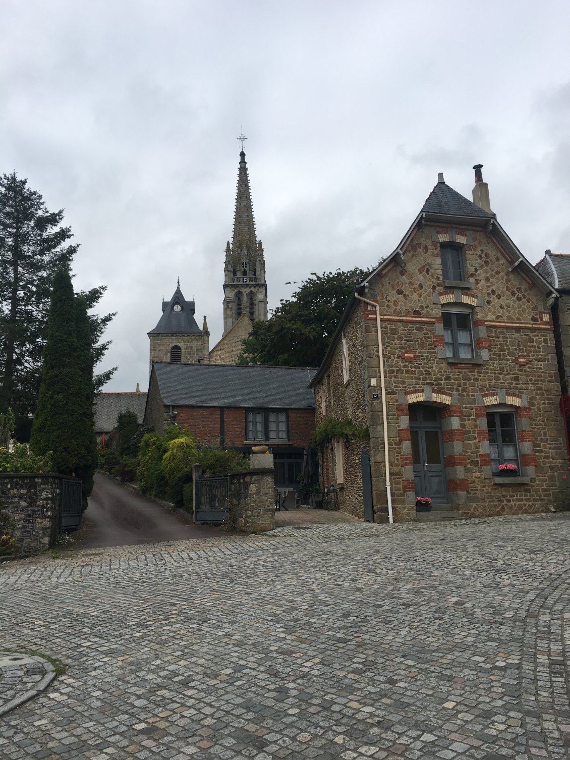 Jolie petite cité de caractère ( Bazouge la Pérouse)