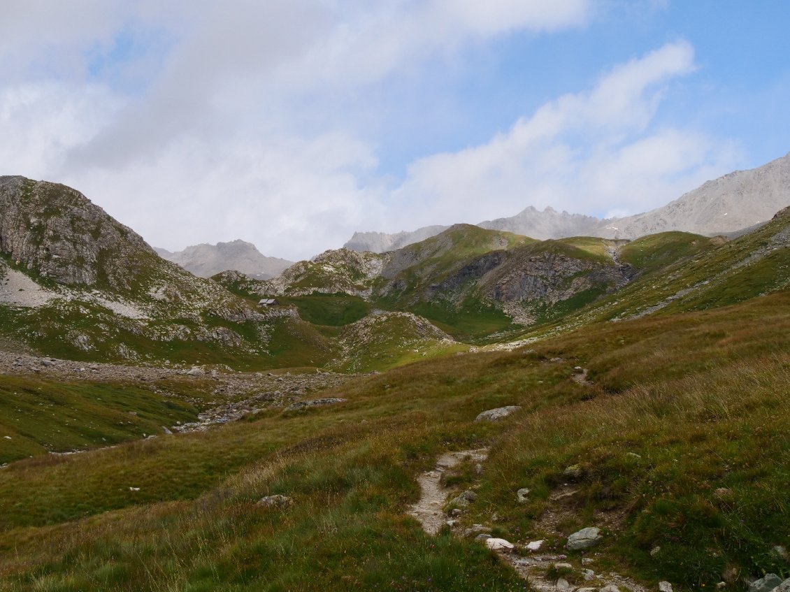 Le vallon de la Leisse, au fond le refuge sur son promontoire rocheux nous attend