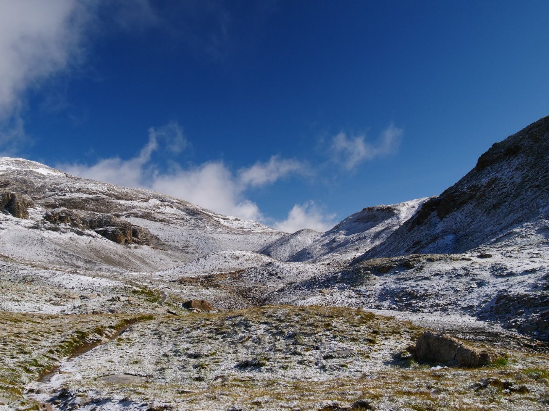 Cette nuit la neige s'est montrée : une légère couche couvre le sol, présente jusqu'au col de la Leisse, elle disparaitra bien vite sous le soleil.