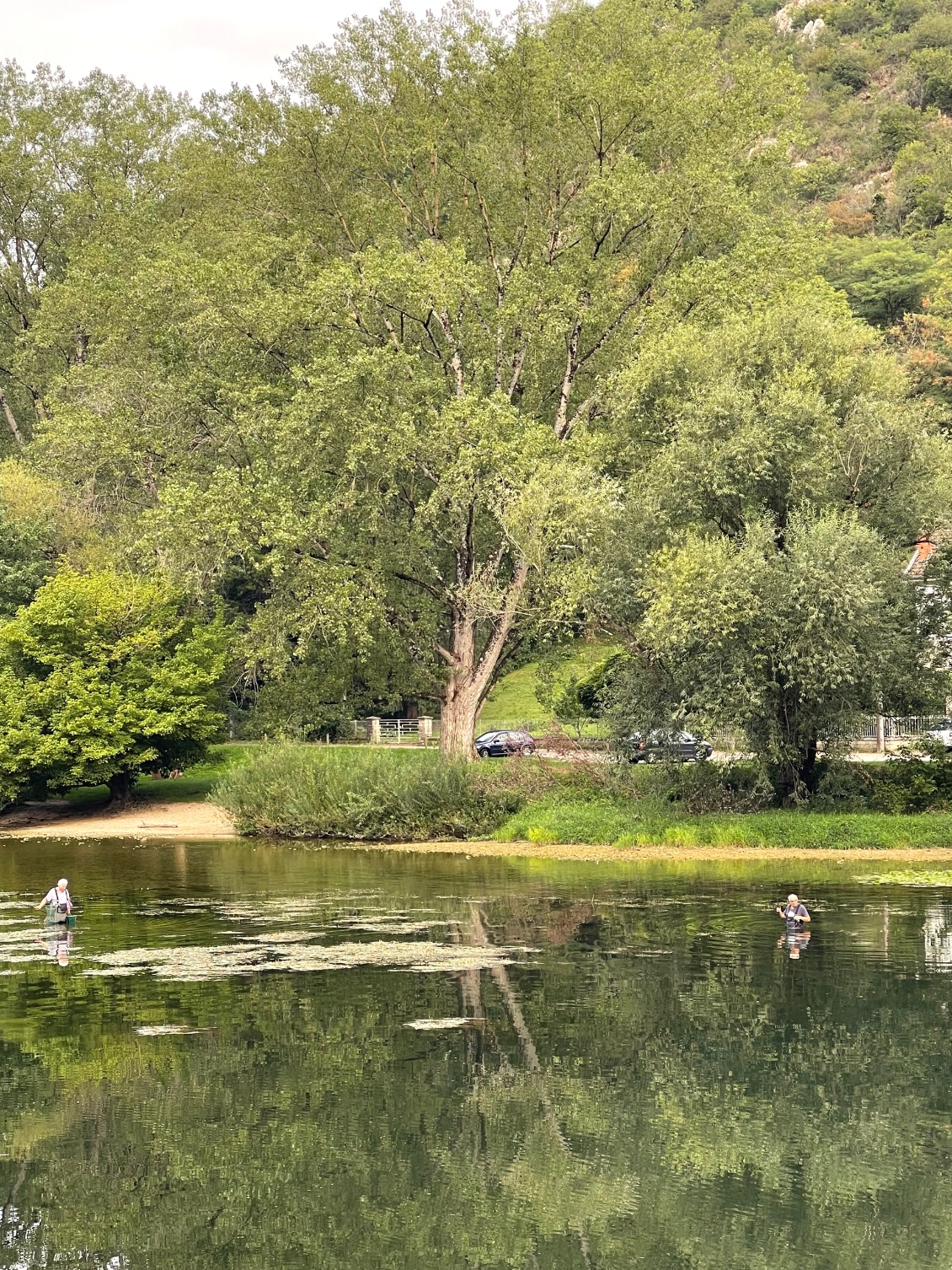 Deux pêcheurs avec de l’eau jusqu’à la taille