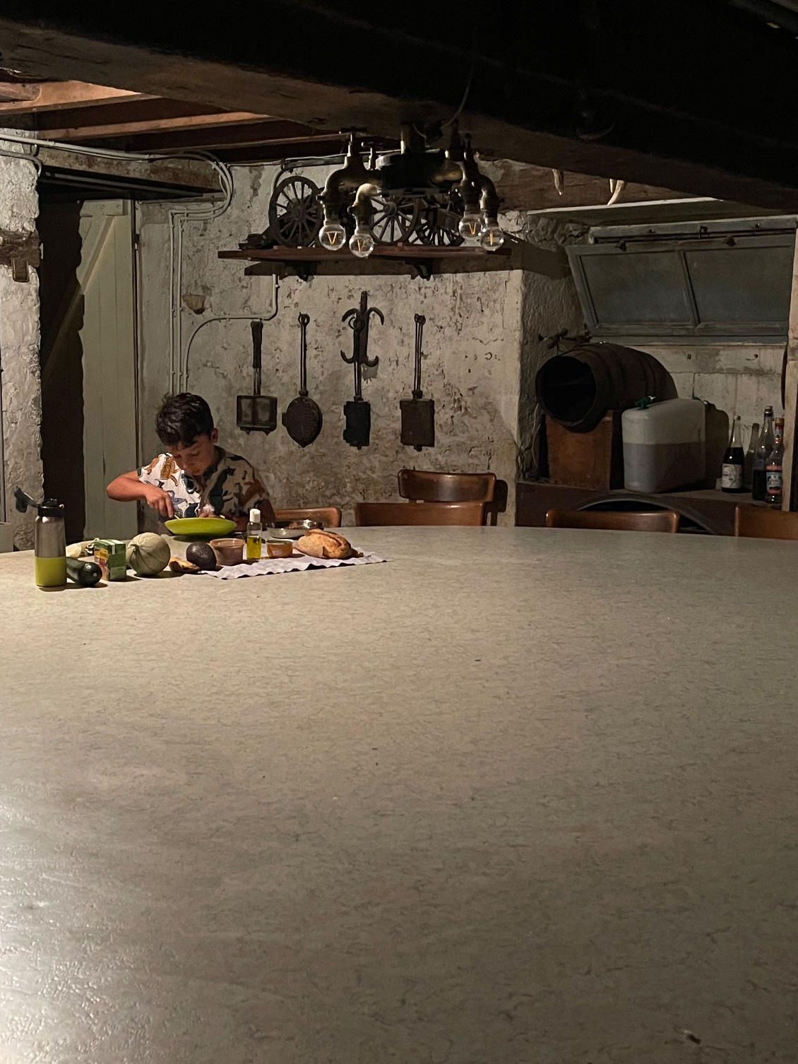La table des Gaulois . Gaël prépare le dîner.