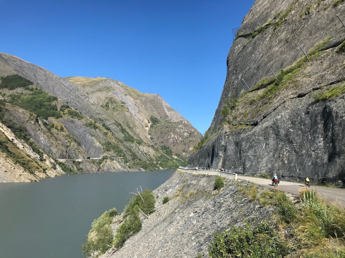 Jour 5 : Bertrand nous dépose au lac du Chambon... nous utilisons la route de secours désormais dédiée aux vélos !