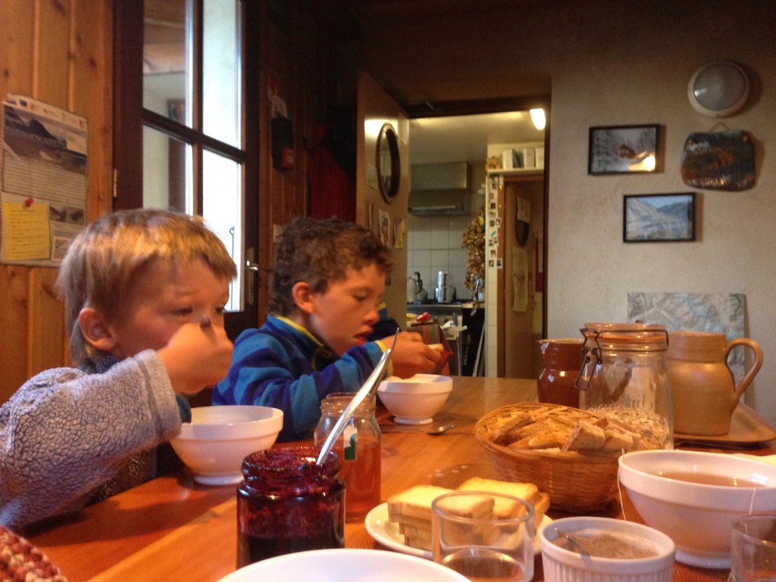 Jour 8 : un bon pti dej au refuge des Souffles ça se refuse pas