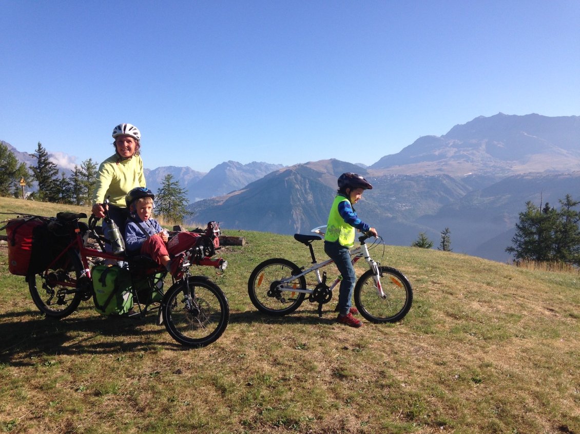 Jour 23 : du col du Solude, nous nous nous apprêtons à dévaler la fantastique route de Bourg d'Oisans