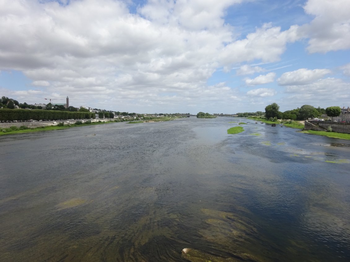 Magnifiques couleurs et transparence de l'eau aux alentours de Blois. 