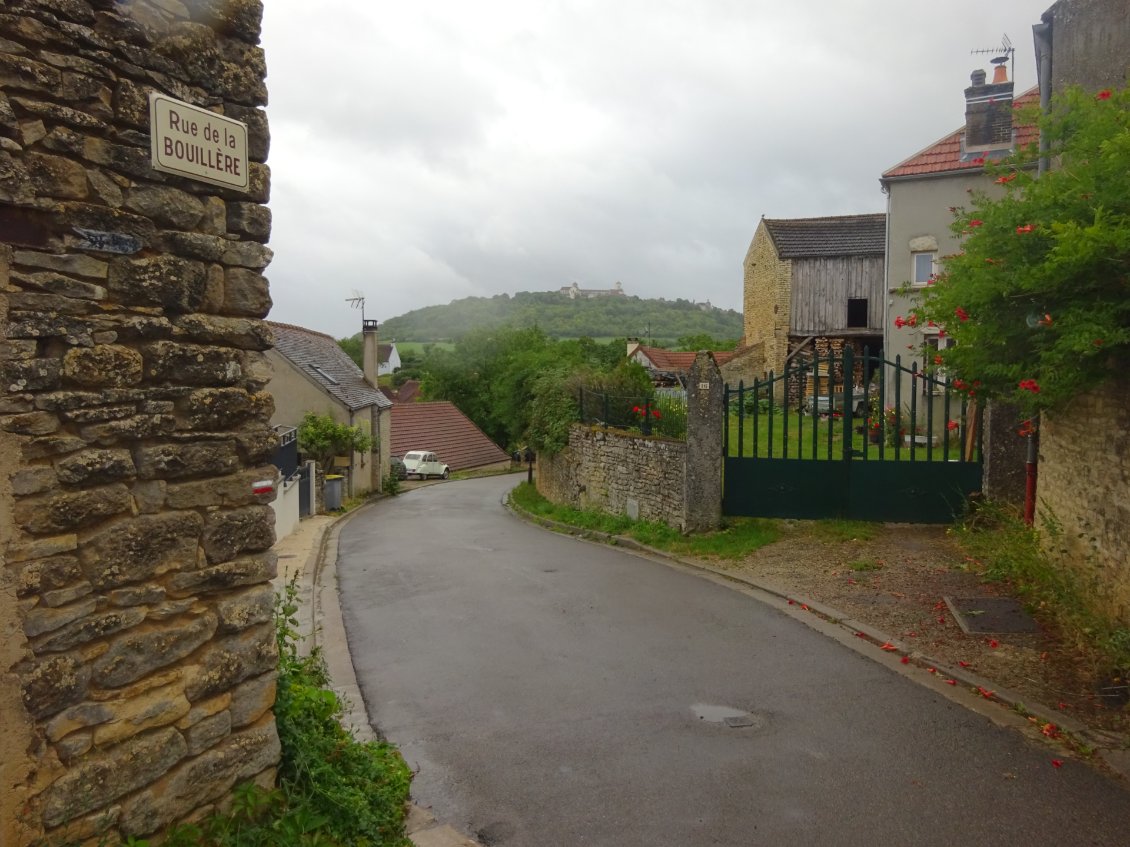 Route étroite dans un village du Morvan. 