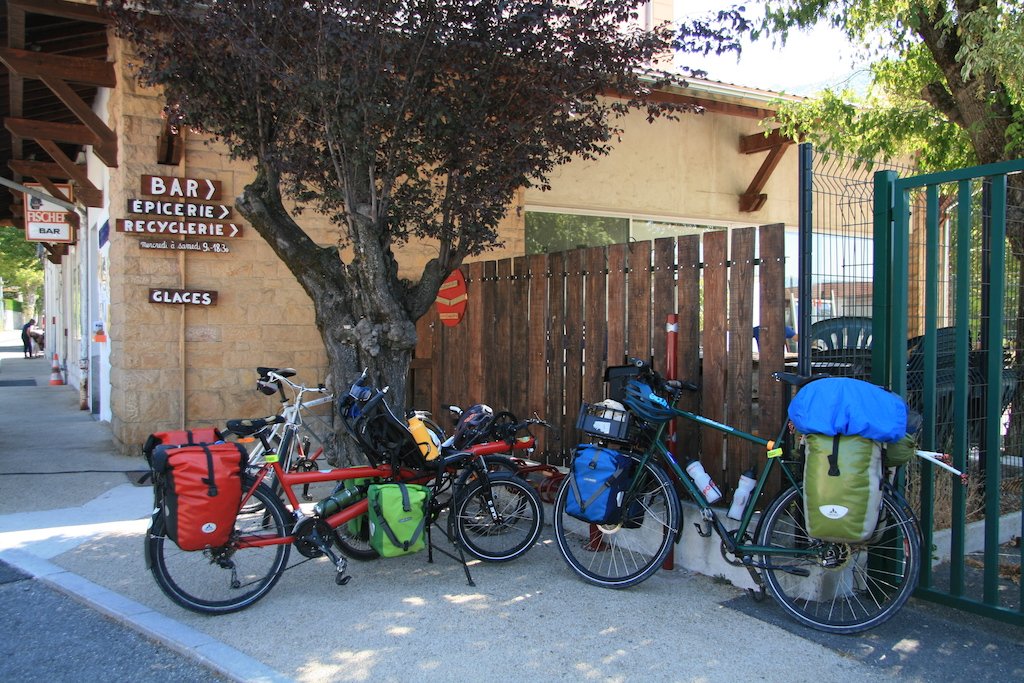 Jour 2 : passage au "Buffet de la gare", bar recyclerie épicerie associatif très accueillant ! On recommande à fond !