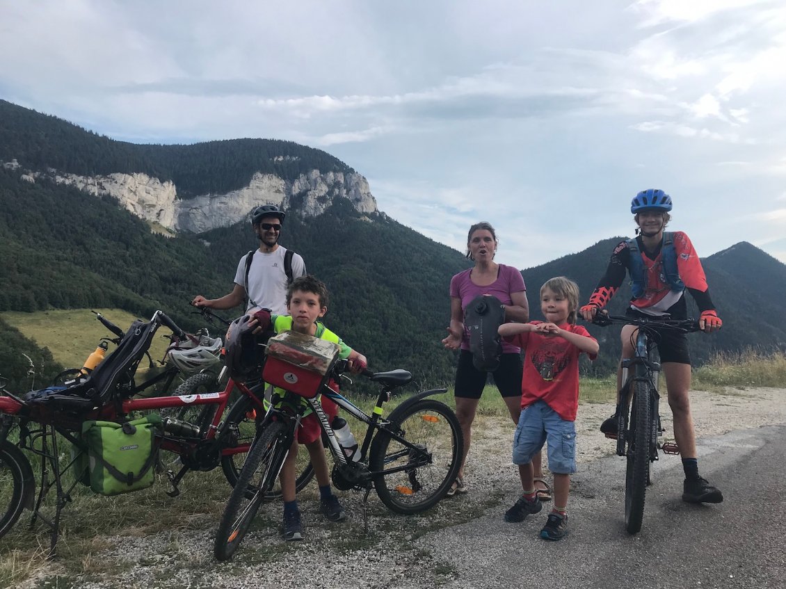 Jour 2 : Alban et Seb viennent à notre rencontre dans la montée au col de Menée... le WE de grimpe s'annonce !