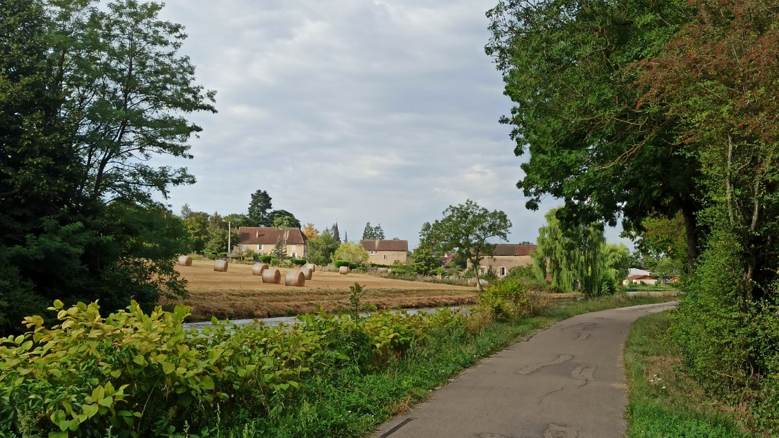 J1. Véloroute, canal, agriculture, habitations en pierres apparentes, ... voilà un mélange bien agencé qui me plaît 🙂