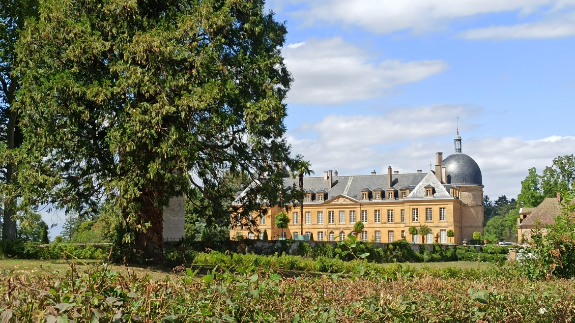 J1. Le chateau de Digoine en Saône-et-Loire. J'y suis déjà passé lors de mon tour de Bourgogne à vélo.