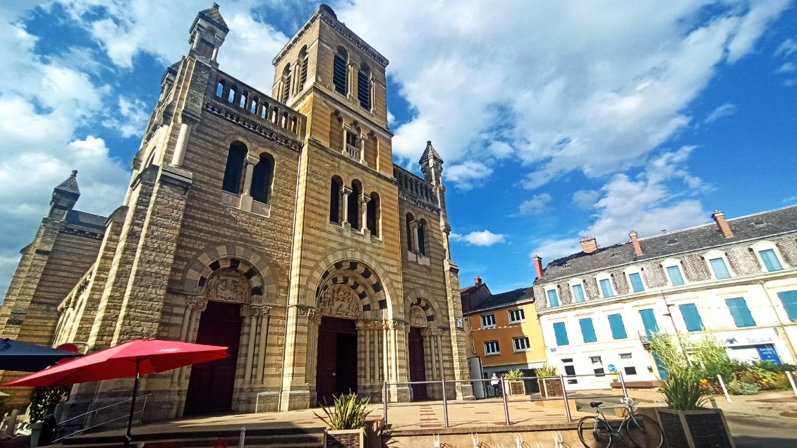 J1. L'église de Digoin. Je dormirai au camping de la ville après une 1ère journée de 110km.