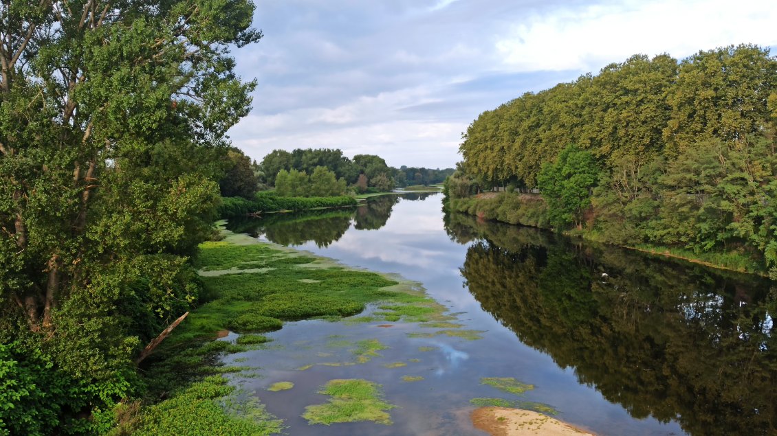 J2. La Loire a une envergure encore relativement contenue, notamment sa confluence avec l'Allier est plus loin en aval.