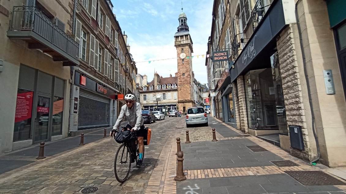 J2. Moulins est un coup de coeur. La ville est agréable et se prête à la flânerie.