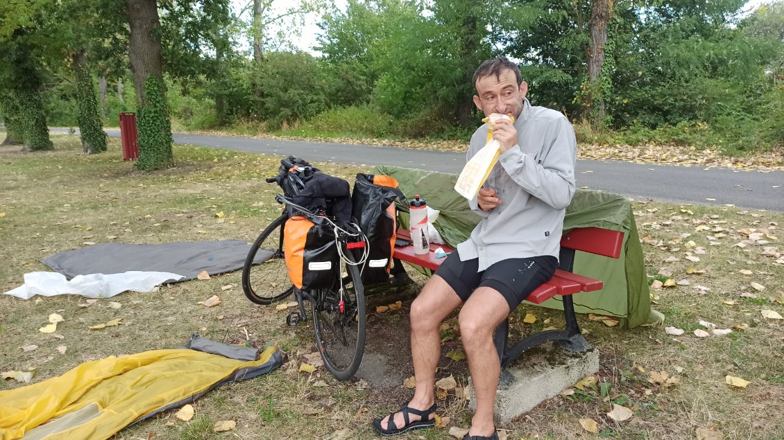 J3. En tant qu'homme faisant deux choses à la fois, je dévie les lois de la nature et marque peut-être le pas vers une prochaine évolution : manger tout en faisant sécher ma tente 🙂