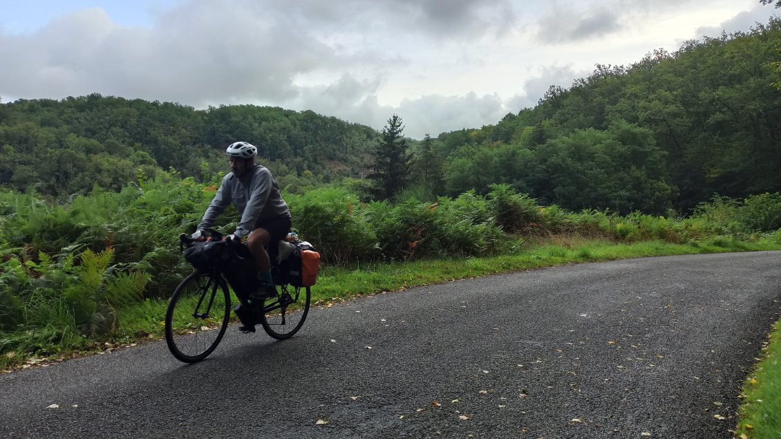 J4. Comme je n'ai pas préparé l'itinéraire plus que cela, chaque jour est une surprise. Moi qui m'attendais à du plat, il semblerait que je sois bien parti pour battre les 1000m de dénivelé de la veille.