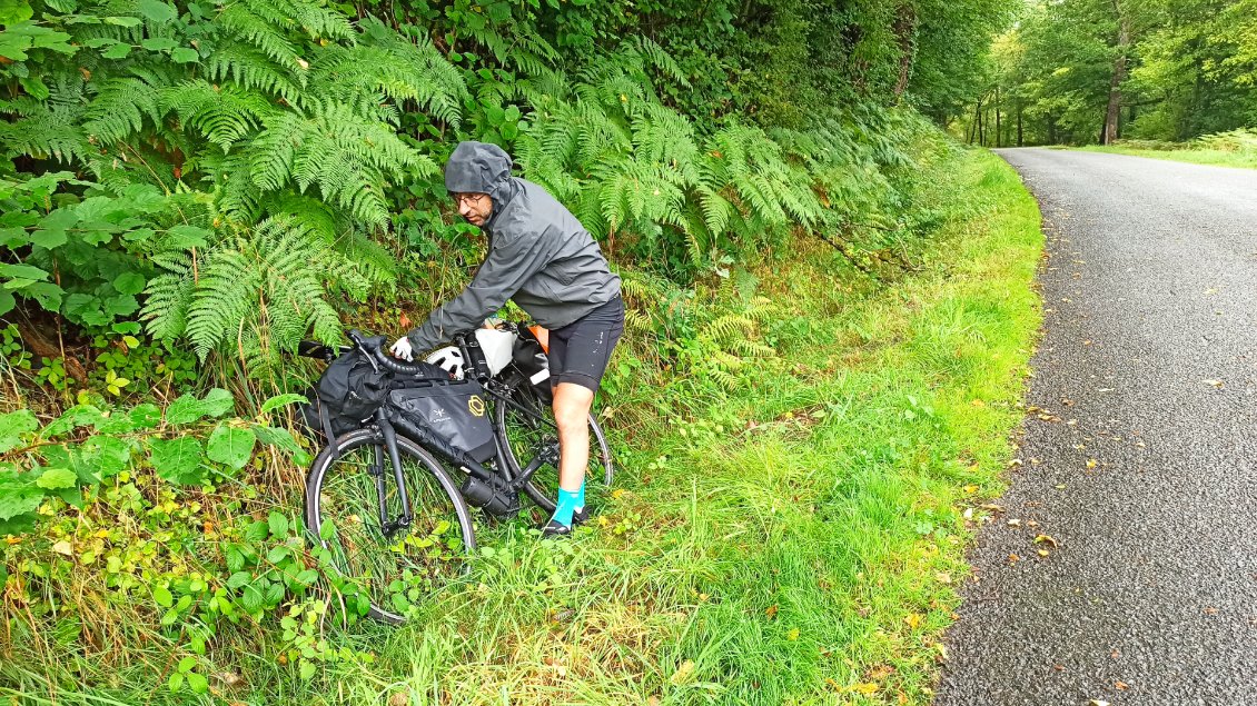 J4. Au sommet de mon investissement sportif de la journée, j'attends que la pluie cesse sous un arbre et dans le fossé 🙂