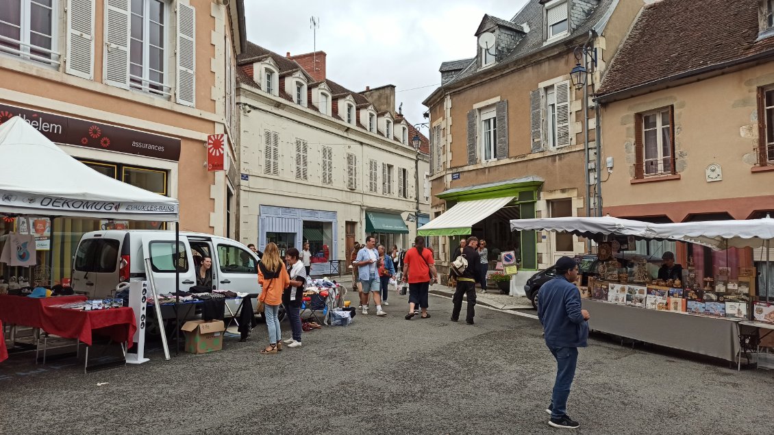 J4. Les traversées des communes est toujours un moment sympathique, comme ici avec un vide-greniers à Evaux-les-Bains.